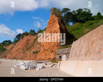L'érosion côtière et la mer au mur de la défense du Royaume-Uni Angleterre Devon Seaton Banque D'Images