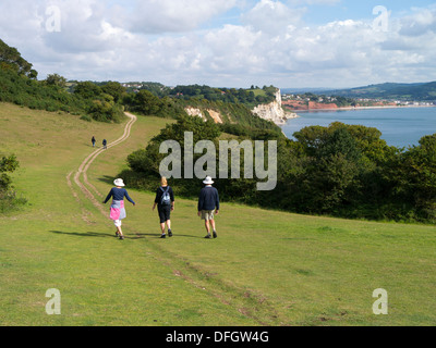 Les promeneurs sur le South West Coast Path entre Branscombe et Beer, Devon, Angleterre Banque D'Images