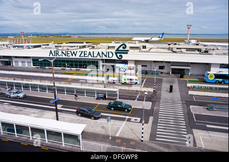 L'Aéroport International d'Auckland (terminal domestique), Auckland, île du Sud, la Nouvelle Zélande, avec l'avion qui circulait au sol Banque D'Images