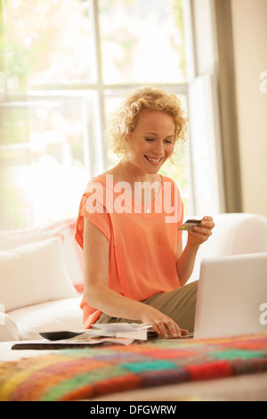 Woman shopping online Banque D'Images