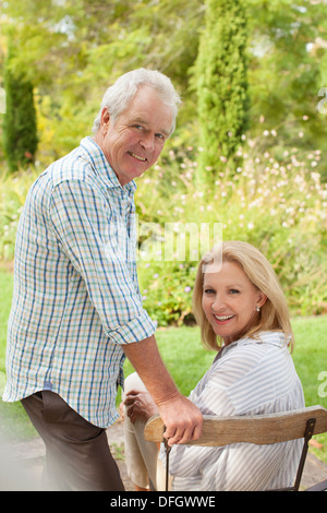 Portrait of smiling senior woman in garden Banque D'Images