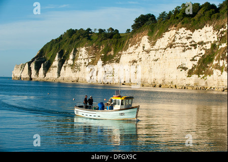 Un bateau sur un voyage de pêche à Beer, Devon, Angleterre. Banque D'Images