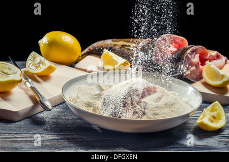 Carpe fraîche dans la farine avant la cuisson Banque D'Images