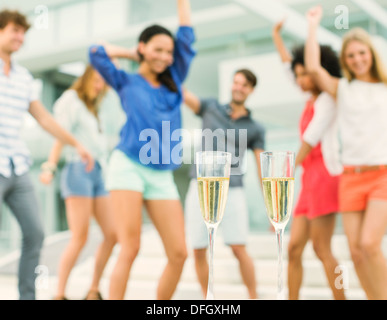 Friends dancing at party Banque D'Images