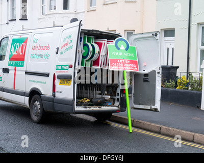 Van avec l'agent immobilier à laisser des signes, Exmouth, Devon, Angleterre Banque D'Images