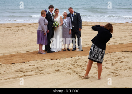 Fête de mariage avoir des photos prises sur la plage de Bournemouth en Septembre Banque D'Images