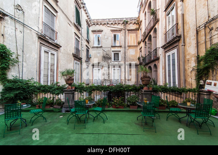 Ancienne terrasse au Palais de Venise à Naples, Italie Banque D'Images