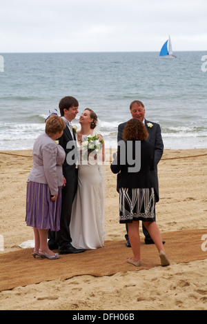 La préparation de photographe de mariage à prendre des photos sur la plage de Bournemouth en Septembre Banque D'Images