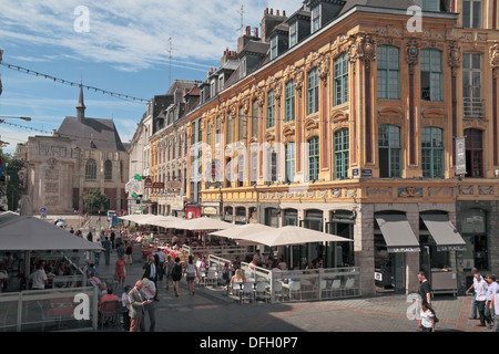 Cafés et restaurants sur la Place Rihour, juste à côté de la Place du Général de Gaulle (Grand Place), Lille, Nord Pas de Calais, France. Banque D'Images