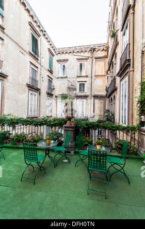 Ancienne terrasse au Palais de Venise à Naples, Italie Banque D'Images