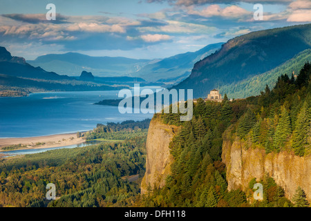 Donnant sur la Vista House et la Columbia River Gorge, Oregon USA Banque D'Images