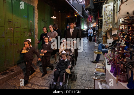 Une famille juive religieuse ultra-orthodoxe balade dans le quartier musulman de la vieille ville de Jérusalem-Est Israël Banque D'Images