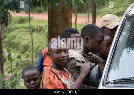 Filles rwandaises coeur chaleureux sourires avec l'amitié et la bonté se distingue par notre 4x4 avec un groupe de ses jeunes amis adolescents Banque D'Images