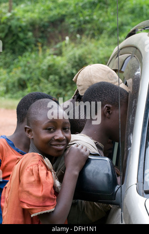 Filles rwandaises coeur chaleureux sourires avec l'amitié et la bonté se distingue par notre 4x4 avec un groupe de ses jeunes amis adolescents Banque D'Images