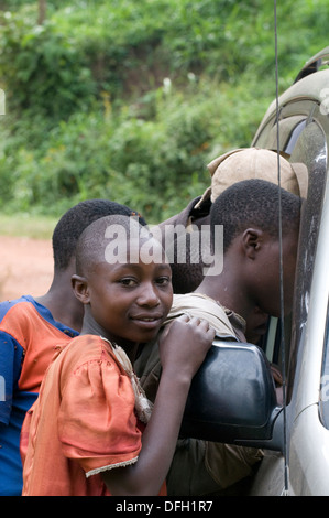 Filles rwandaises coeur chaleureux sourires avec l'amitié et la bonté se distingue par notre 4x4 avec un groupe de ses jeunes amis adolescents Banque D'Images