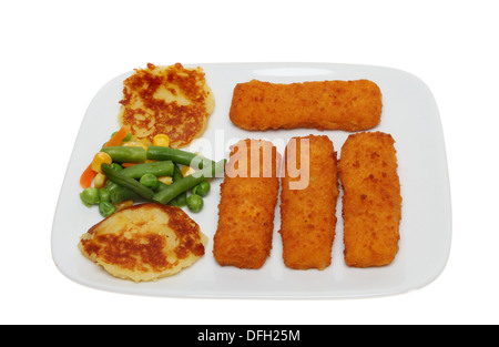 Repas de l'enfant les bâtonnets de poisson, gâteaux de pommes de terre frites et légumes sur une plaque isolés contre white Banque D'Images