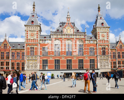 AMSTERDAM - 09 mai, 2013 : La gare centrale d'Amsterdam le 09 mai 2013 à Amsterdam. Banque D'Images