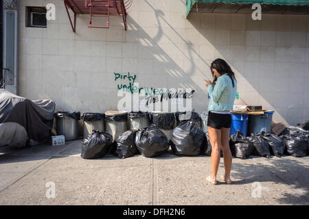 New York, USA. 08Th Oct, 2013. Les amateurs de graffiti affluent au quartier de Williamsburg, New York, le vendredi 4 octobre 2013 pour voir l'un de la quatrième tranche de l'art graffiti de Banksy, Bansky graffiti existant annotée avec l'expression "la comédie musicale" en trois endroits, dans le Lower East Side, Bushwick et Williamsburg. Crédit : Richard Levine/Alamy Live News Banque D'Images