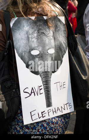 New York, NY, USA. 4 octobre 2013. Les partisans de l'iWorry en mars une campagne pour arrêter le massacre des éléphants pour leurs défenses en ivoire. Ils ont la tête de l'Organisation des Nations Unies de présenter une lettre appelant à des sanctions plus sévères et un changement dans les politiques mondiales concernant l'abattage des éléphants et de la vente de l'ivoire. Le David Sheldrick Wildlife Trust a organisé les marches de iWorry dans 15 villes à travers le monde dans la plus grande manifestation de sensibilisation pour les éléphants. Credit : Paulette Sinclair/Alamy Live News