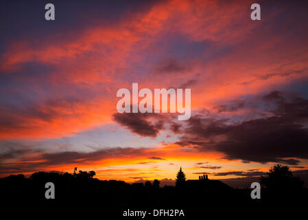 Londres, Royaume-Uni. 08Th Oct, 2013. Colorés et spectaculaires formations de nuages éclairés par le soleil couchant après un gris et breezy day. Credit : Malcolm Park editorial/Alamy Live News Banque D'Images