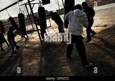 La pratique des jeunes péruviens avec sacs de frappe à l'boxeo vmt boxing club dans un sport en plein air à Lima, Pérou. Banque D'Images