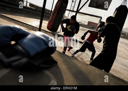 La pratique des jeunes péruviens avec sacs de frappe à l'boxeo vmt boxing club dans un sport en plein air à Lima, Pérou. Banque D'Images