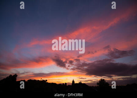 Londres, Royaume-Uni. 08Th Oct, 2013. Colorés et spectaculaires formations de nuages éclairés par le soleil couchant après un gris et breezy day. Credit : Malcolm Park editorial/Alamy Live News Banque D'Images