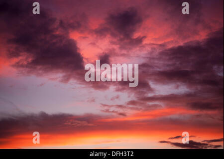 Londres, Royaume-Uni. 08Th Oct, 2013. Colorés et spectaculaires formations de nuages éclairés par le soleil couchant après un gris et breezy day. Credit : Malcolm Park editorial/Alamy Live News Banque D'Images