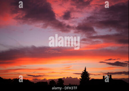 Londres, Royaume-Uni. 08Th Oct, 2013. Colorés et spectaculaires formations de nuages éclairés par le soleil couchant après un gris et breezy day. Credit : Malcolm Park editorial/Alamy Live News Banque D'Images