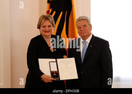 Berlin, Allemagne. Octobre 4th, 2013. Discours du président allemand Joachim Gauck à la cérémonie de l'Ordre du Mérite de la République fédérale d'Allemagne, à l'occasion de la Journée de l'unité allemande au château de Bellevue à Berlin. / Picutre : Banque D'Images