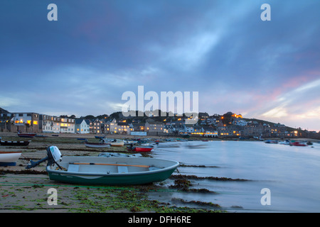 Coucher de Hugh Town Harbour St Mary's, plage de la ville, Îles Scilly, Cornwall. Banque D'Images