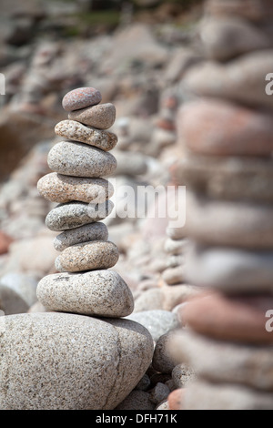 Rock balancing sculptures St Agnes Îles Scilly galets sur la plage Banque D'Images