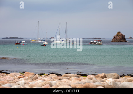 St Agnes, le Bar séparant St Agnes et l'île de Gugh, bateaux dans le port de Port Conger, Isles of Scilly Banque D'Images