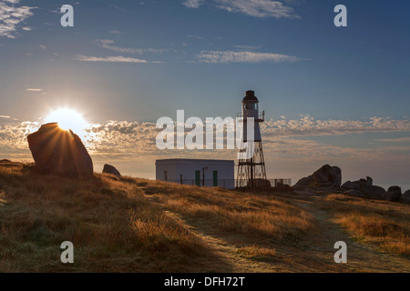 Peninnis Head Lighthouse au lever du soleil, St Mary, Îles Scilly Banque D'Images