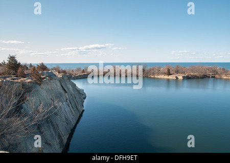 Carrière de granit au point de flétan, Rockport, ma. l'eau douce dans l'avant-plan et l'océan Atlantique à l'arrière-plan Banque D'Images