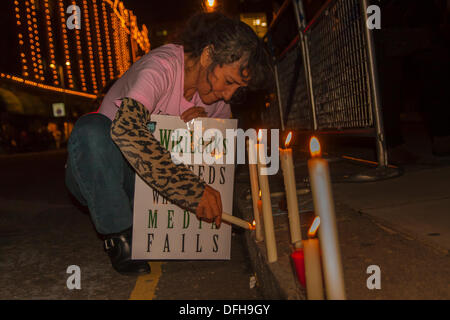 Londres, Royaume-Uni. 08Th Oct, 2013. Une femme s'allume les bougies en tant que militants célébrer le 7e anniversaire de Wikileaks à l'ambassade d'Equateur à Londres Crédit : Paul Davey/Alamy Live News Banque D'Images