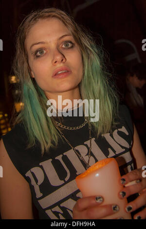 Londres, Royaume-Uni. 08Th Oct, 2013. Une jeune femme tient sa bougie en tant que militants célébrer le 7e anniversaire de Wikileaks à l'ambassade d'Equateur à Londres Crédit : Paul Davey/Alamy Live News Banque D'Images