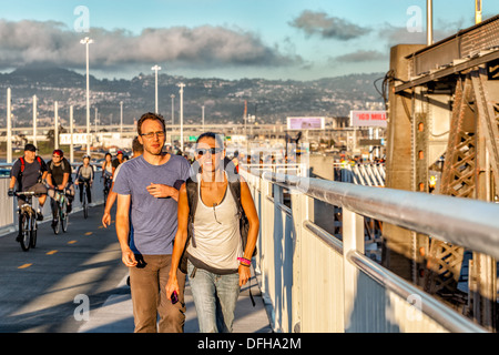 Jour de l'ouverture du nouveau San Francisco-Oakland Bay Bridge, remplacement d'un endommagé à la suite d'un tremblement de terre de 1989, vu juste, sur septembre3, 2013 Banque D'Images