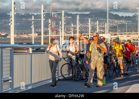 Jour de l'ouverture du nouveau San Francisco-Oakland Bay Bridge sur Septembre 3, 2013 à San Francisco, CA. Les gens sur la nouvelle piste cyclable. Banque D'Images