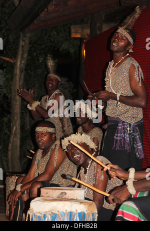 Nakuru-- Aug 27 : danseurs africains non identifiés d'effectuer à Sarova Lion Hill Game Lodge le 27 août 2013 à Nakuru, au Kenya. Banque D'Images