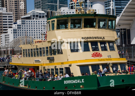 Ferry de Sydney à quai à Darling Harbour, Sydney Banque D'Images