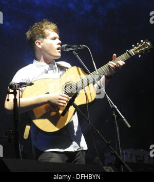 Derby, Royaume-Uni. 4 octobre 2013. L'augmentation des racines auteur-compositeur-interprète, Luke Jackson fonctionne à la hausse en Concert folklorique les Assembly Rooms, Derby. Luc a été finaliste dans les deux l'Horizon Award du meilleur talent émergent et les jeunes Award au 2013 BBC Radio 2 Folk Awards. Derby Folk Festival exécute 4-6ème Octobre 2013. Credit : Deborah Vernon/Alamy Live News Banque D'Images