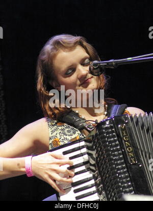 Derby, Royaume-Uni. 4 octobre 2013. James Hannah effectue dans le Concert Global vendredi dans les Assembly Rooms, Derby. Derby Folk Festival exécute 4-6ème Octobre 2013. Credit : Deborah Vernon/Alamy Live News Banque D'Images