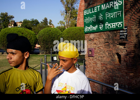 Les garçons Sikhs par les balles à la place de la massacre de Jallianwala Bagh ou Massacre d'Amritsar Banque D'Images