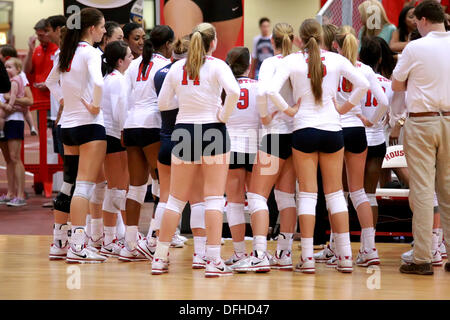 Houston, Texas, USA. 4ème Oct, 2013. 04 OCT 2013 : Le Houston Cougars s'entasser avant le match de volley-ball NCAA entre Houston et Cincinnati de la euh Athletics-Alumni Center à Houston, TX. © csm/Alamy Live News Banque D'Images