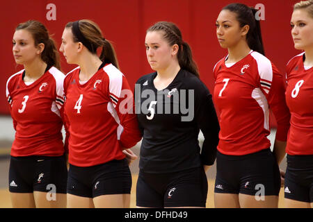 Houston, Texas, USA. 4ème Oct, 2013. 04 OCT 2013 : Le Cincinnati Bearkats starters line up avant le match de volley-ball NCAA entre Houston et Cincinnati de la euh Athletics-Alumni Center à Houston, TX. © csm/Alamy Live News Banque D'Images