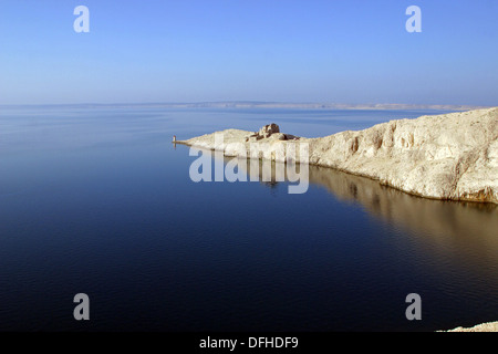 Phare et les ruines de l'extrême sud de l'île de Pag en Croatie Banque D'Images