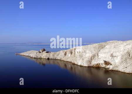 Phare et les ruines de l'extrême sud de l'île de Pag en Croatie Banque D'Images