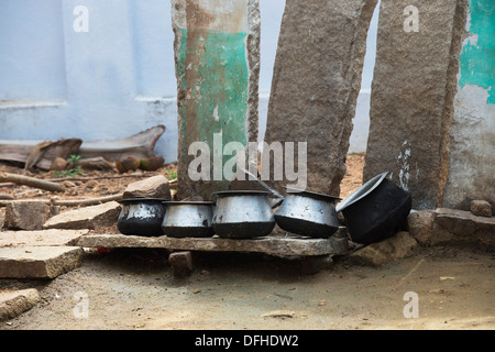 Cuisine indienne Cuisine laissés sécher à l'extérieur d'une maison de village. L'Andhra Pradesh, Inde Banque D'Images