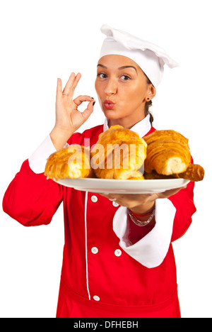 Baker vous offrant de délicieux croissants frais sur la plaque isolé sur fond blanc Banque D'Images